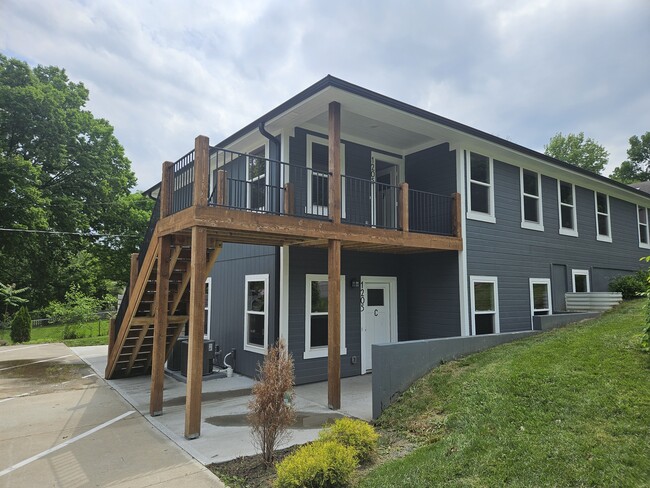 Building Photo - Oak Grove
