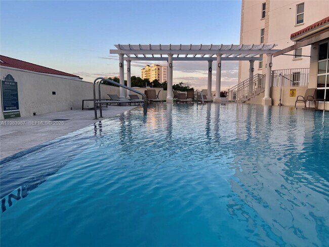 Building Photo - 2030 Douglas Rd