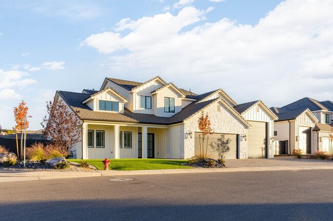 Building Photo - 6 bedroom with RV Garage and Hot Tub