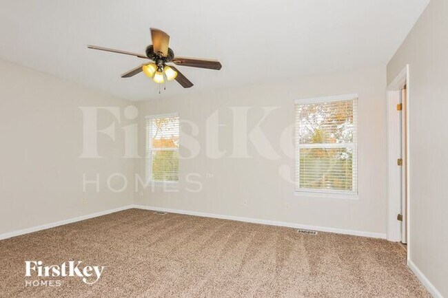 Building Photo - 15 Glen Meadows Dr