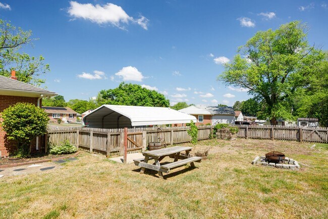 Building Photo - Beautiful 2 Bedroom Corner Lot Property Near Forest Hill Ave ***Available May 2026***