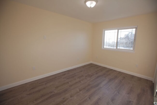 Building Photo - 165-167 Miriam St