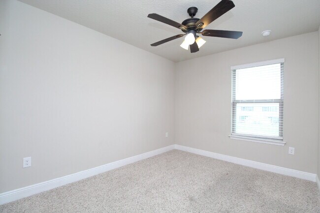 Building Photo - Spacious 3-Bed, 2.5-Bath Townhome Steps from Blue Wahoos Stadium & Palafox Street with Upgraded K...