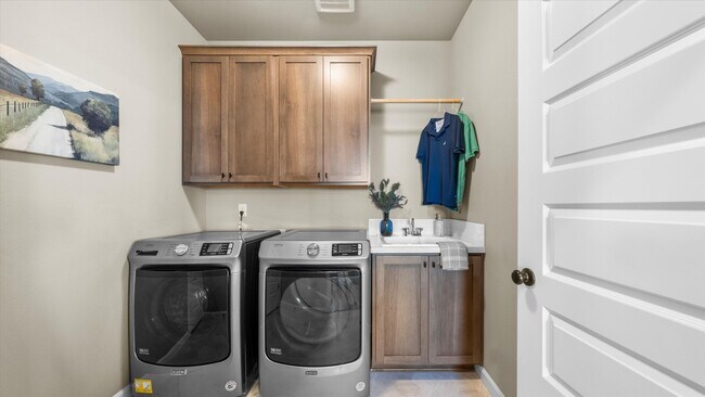 Building Photo - Move-In Ready West Richland Rental – 3-Car Garage, Fenced Yard, Hot Tub Included