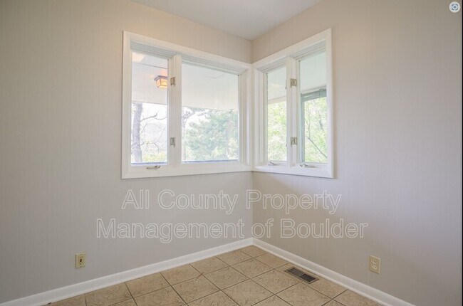Building Photo - 2360 Balsam Dr