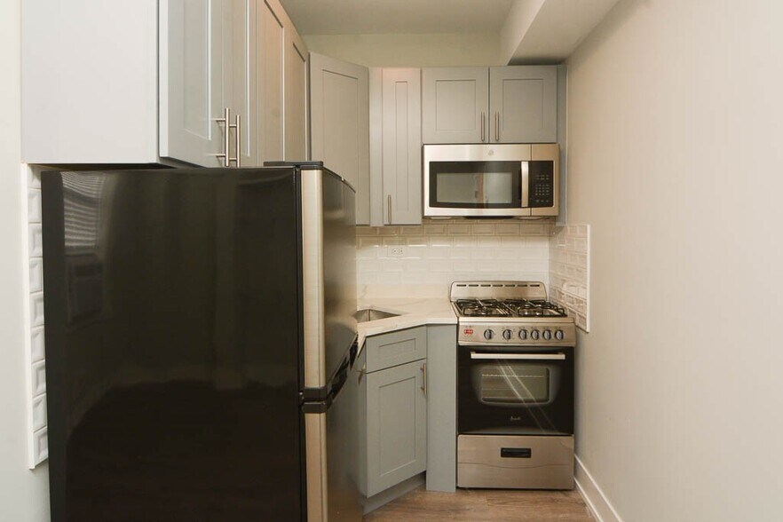Building Photo - 545 W Belmont Ave