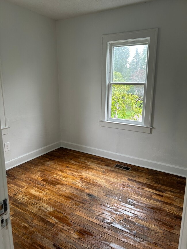 Building Photo - 2073 E Boatfield Ave