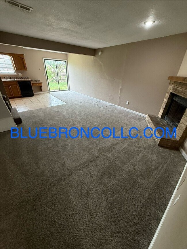Building Photo - 2 bedroom 1.5 bath with attached garage, G...