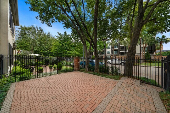 Building Photo - 5136 Chevy Chase Dr