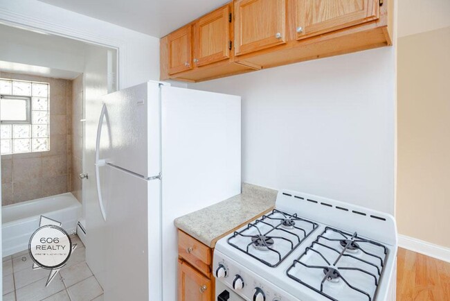 Building Photo - Bright and Sunny Cicero Apts Available!