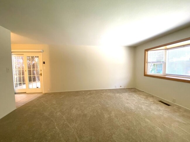 Building Photo - Pleasanton Single Story House 4 bed/2 bath, Downtown next to Amador Valley High! Great Location