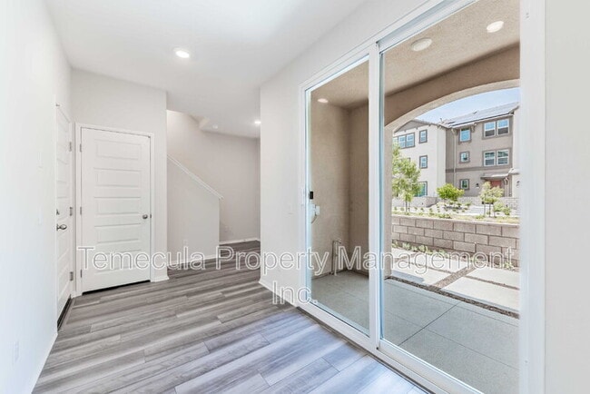 Building Photo - 28048 Oakdale Dr