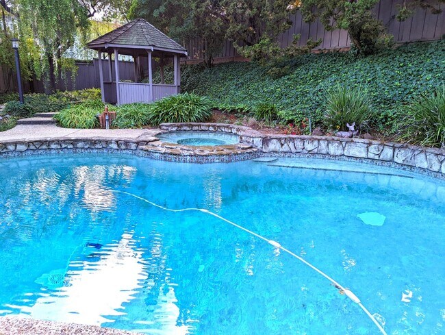 Building Photo - 6525 Idlewild Ct