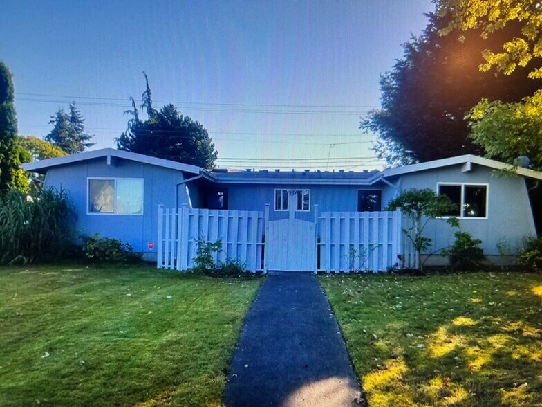Front of the duplex - 1017 Oakes Ave