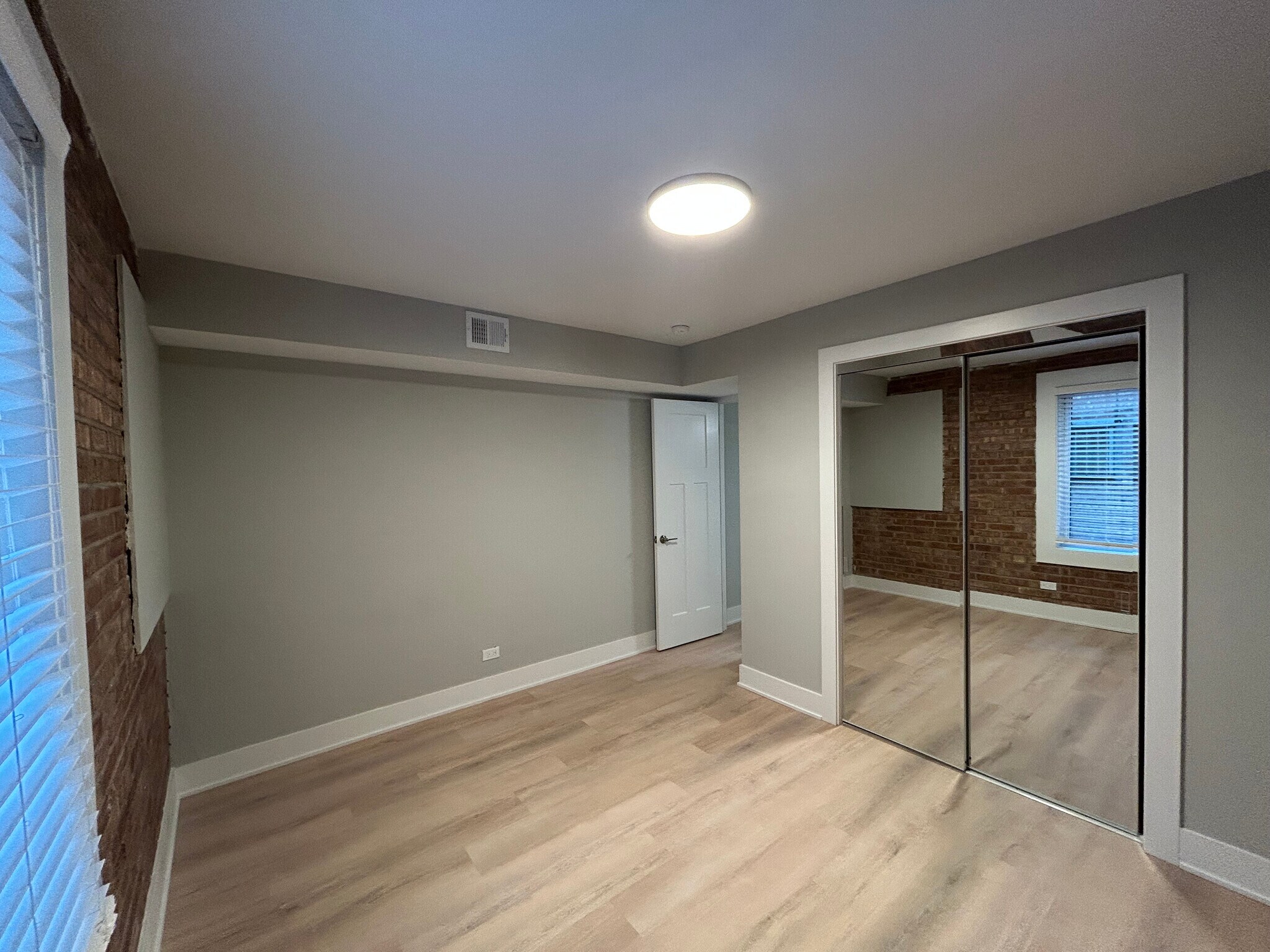 Building Photo - 1214 N La Salle Dr