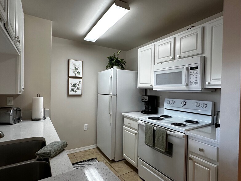 Building Photo - 5551 Bentgrass Dr