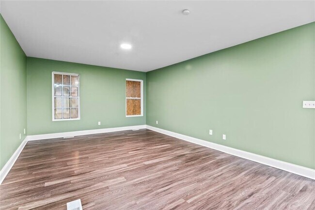 Building Photo - 930 Hall St NW