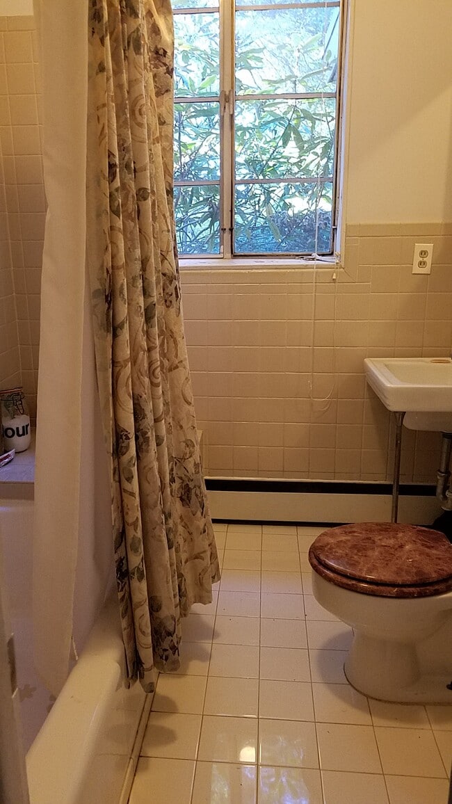 Building Photo - 6 Summer Hill Rd