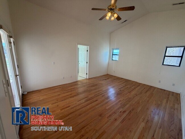 Building Photo - Golf Course Home