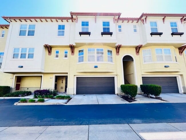Primary Photo - Beautiful 3BD/2.5BA Tri-Level Gallery Walk...