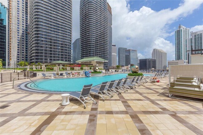 Building Photo - 999 SW 1st Ave