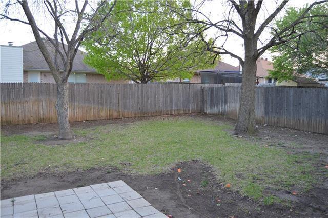 Building Photo - Spacious 3/2/2 For Lease