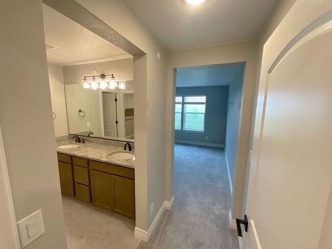 Building Photo - 3 Bedroom Townhome Available Near Voyager ...