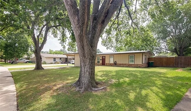 Building Photo - 4713 Dahlia Ln