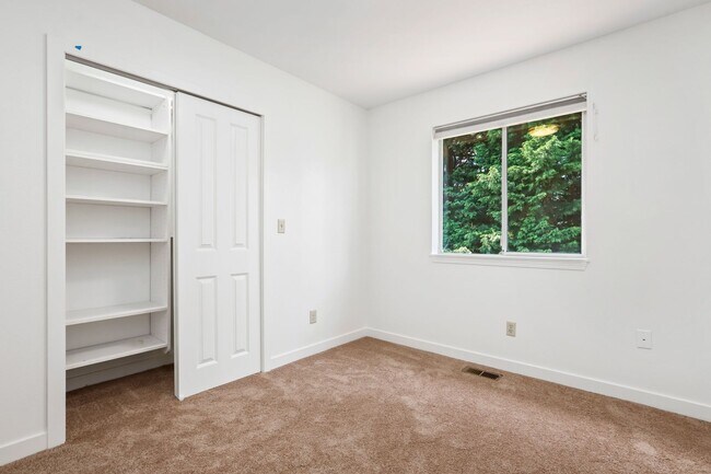 Building Photo - 2535 Jones Ave NE