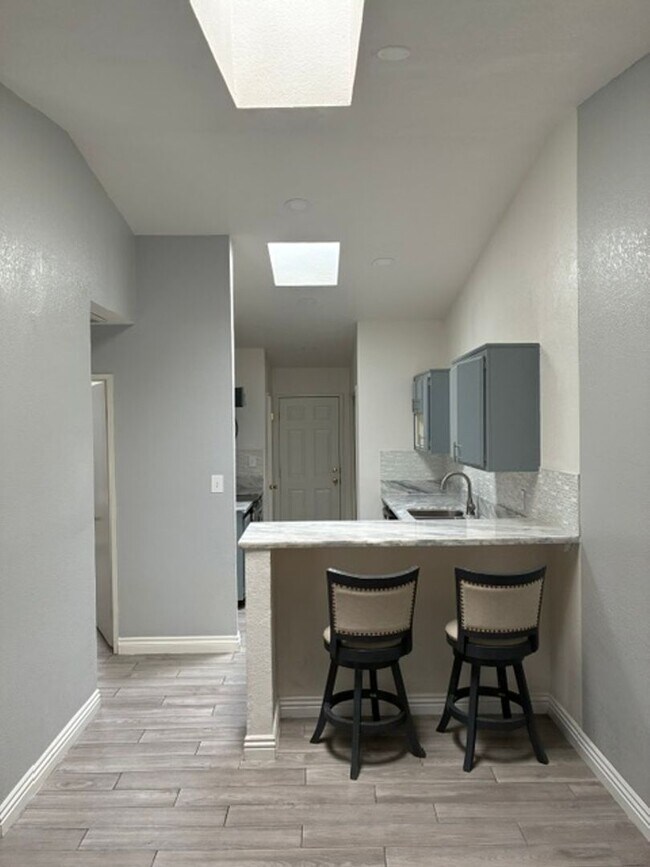 Building Photo - 1 Bedroom Condo with Fireplace, Private Patio, Pool Access & Washer/Dryer Included