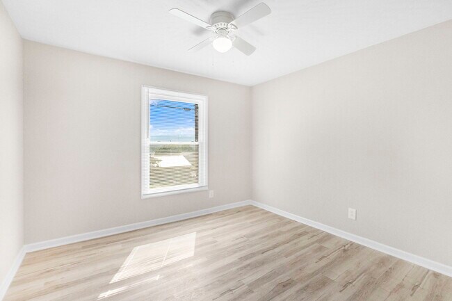 Building Photo - 1060 Okrina Dr