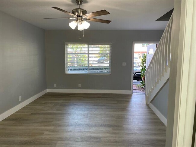 Building Photo - 156 NE 20th Ct