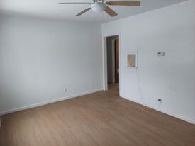 Building Photo - 220 Maryland St NE