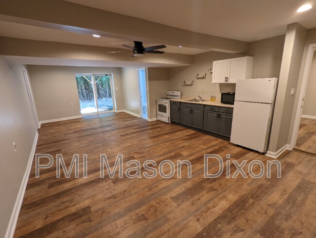 Building Photo - 944 Fern Trail