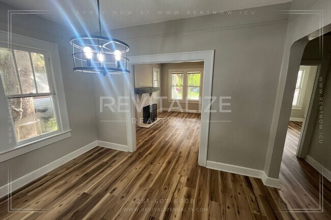 Building Photo - Beautiful Renovated 3 Bedroom/2 Bathroom H...