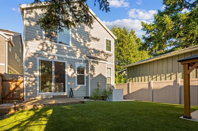 Building Photo - Stunning 3BD/3BATH Home in the Heart of Hi...