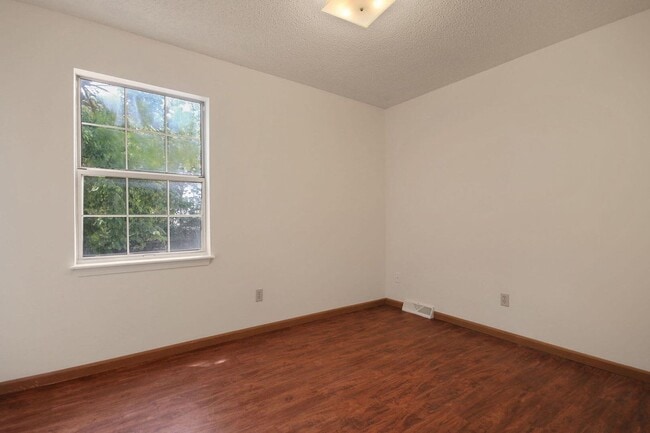 Building Photo - 3 Bed 2 Bath unit Close to Downtown