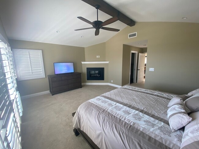 Building Photo - 730 N Paulina Ave