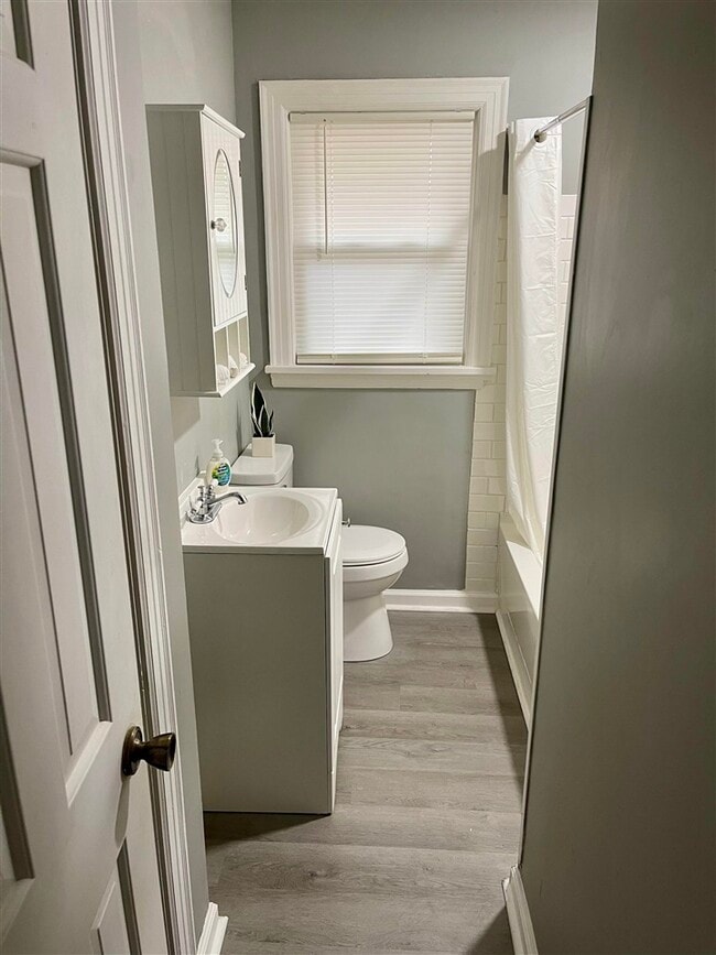 Building Photo - 117 Riverview Dr
