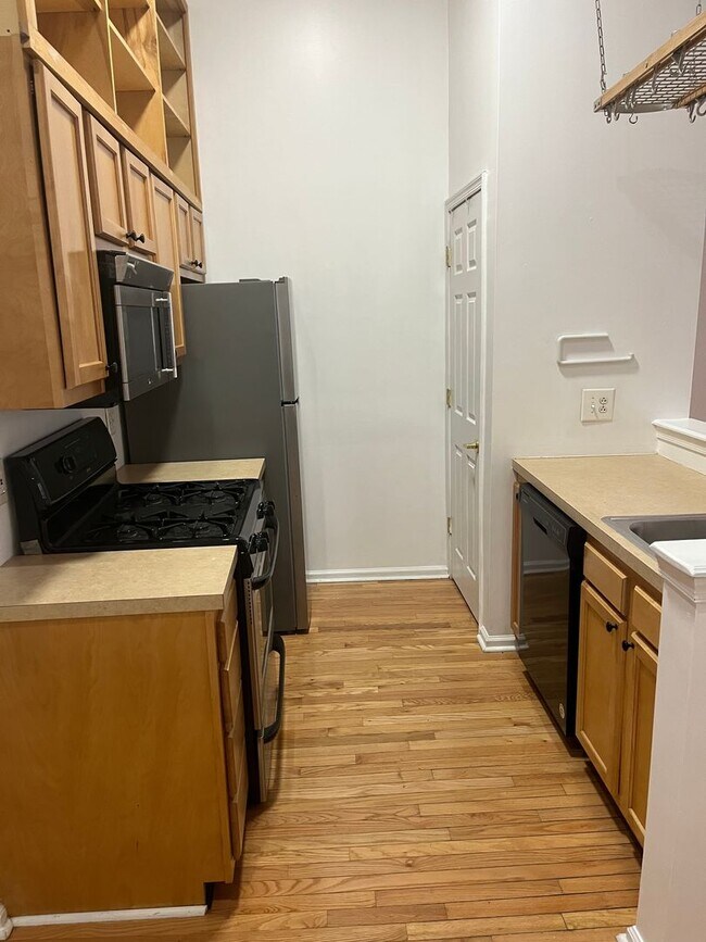 Building Photo - Bright Old City Loft