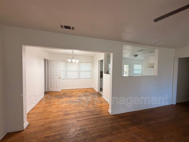 Building Photo - 937 Moravon Ave