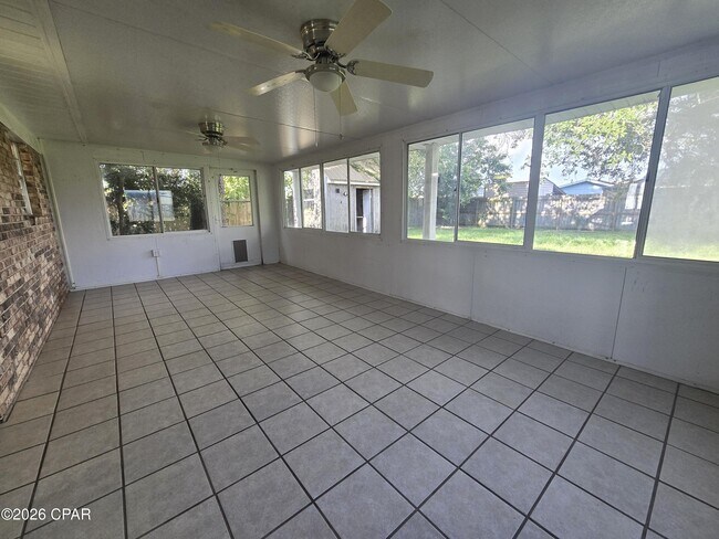 Building Photo - 215 S Kimbrel Ave