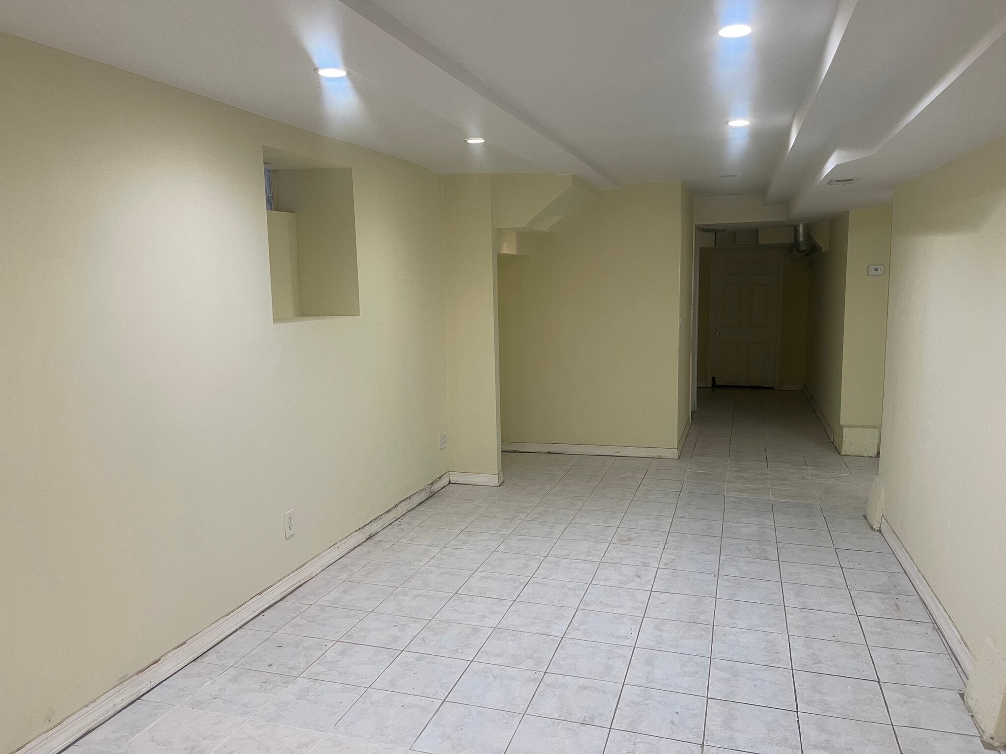 Building Photo - 1744 W Foster Ave