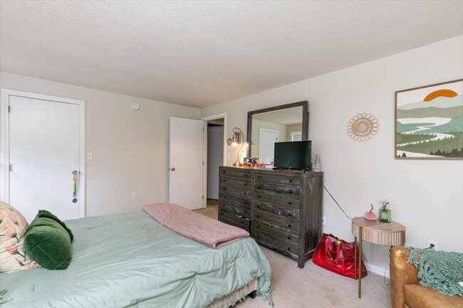 Building Photo - 114 Fieldstone Dr