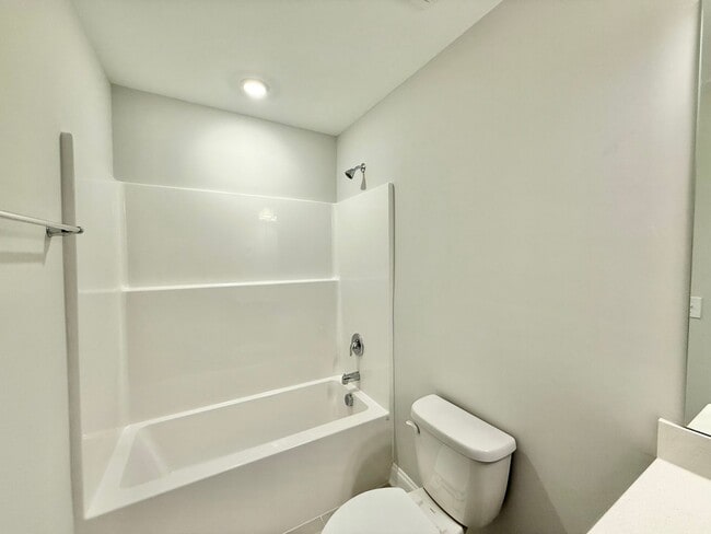 Building Photo - **OFFERING RENT PROMOTION FOR FIRST 6 MONT...