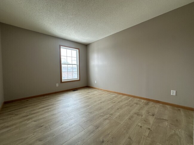 Building Photo - 405 Village Pkwy