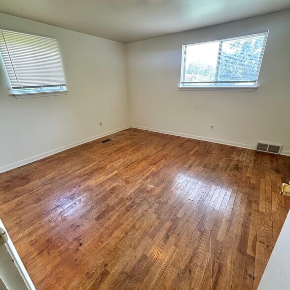 Building Photo - 1634 Greencrest Ave
