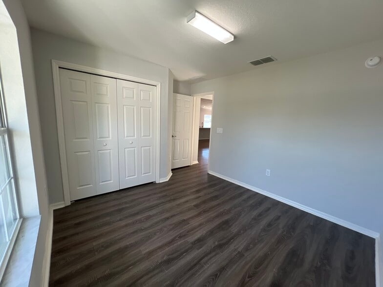 Building Photo - 900 Kingfisher Dr