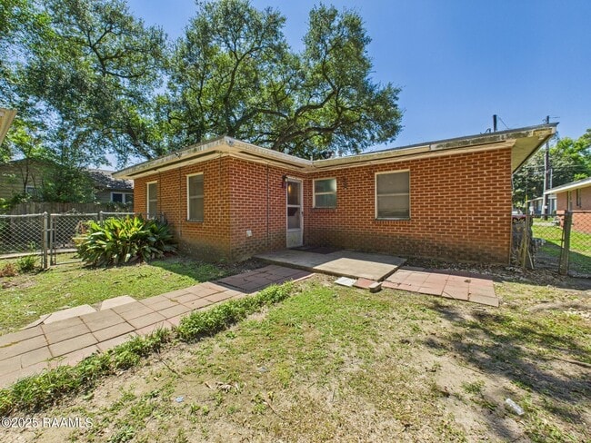 Building Photo - 1618 W St Mary Blvd