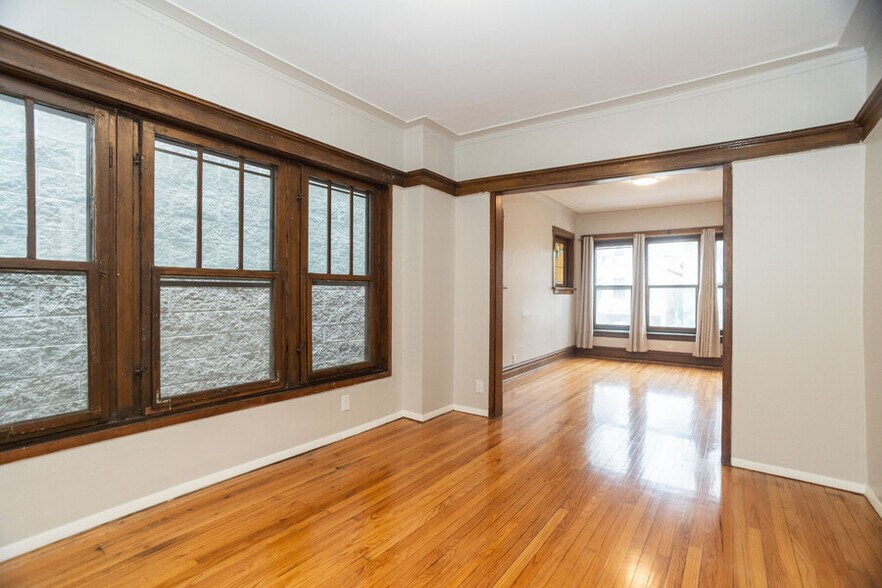 Building Photo - 2112 W Roscoe St